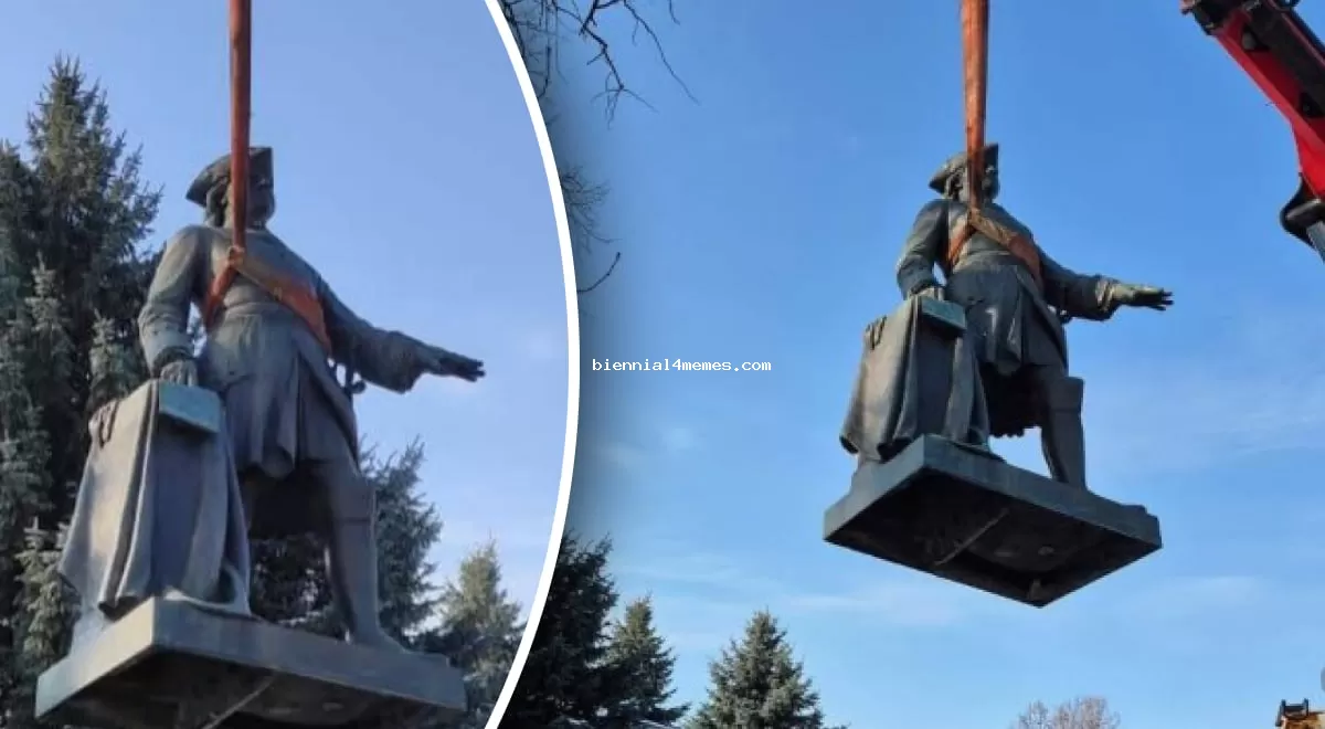 "Имперским мифам не место": в Полтаве снесли памятник российскому царю Петру I