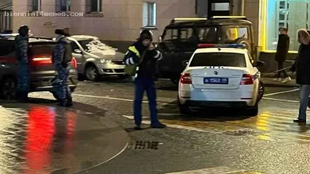 
								Пенсионер бросил коктейль Молотова в полицейскую машину в центре Москвы			