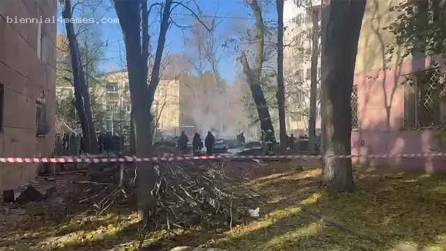 
								Российская ракета попала по жилой многоэтажке в Одессе. Погибли 8 человек, десятки ранены			