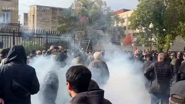 В Абхазии возобновились протесты из-за соглашения с Россией. Толпа штурмом взяла здание парламента
