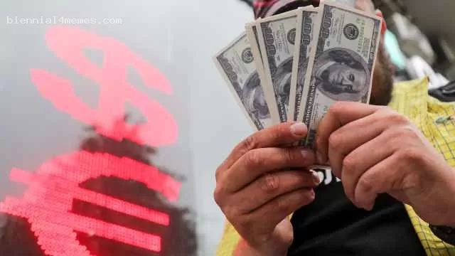 Граждане России начали закупать валюту на фоне укрепления рубля после длительного периода продаж