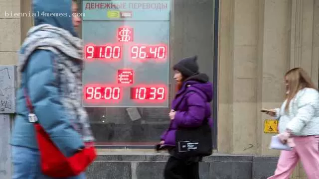 Банки начали требовать от россиян доплачивать за покупку новых долларов