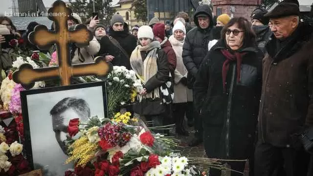 Более 5000 человек пришли на могилу Навального в Москве