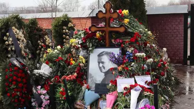 В Москве выстроилась огромная очередь к могиле Навального