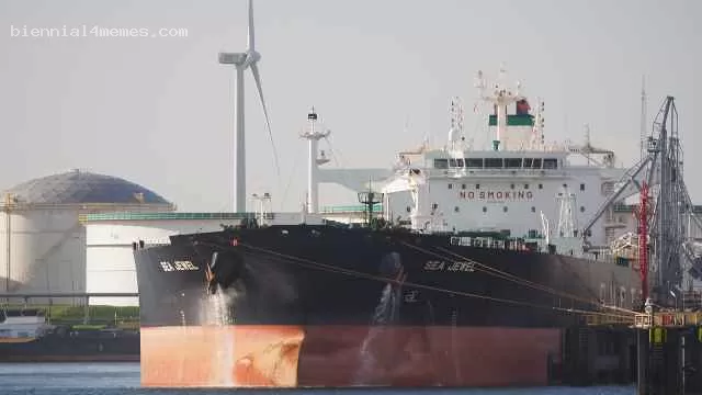 В порту Италии прогремели взрывы на перевозившем российскую нефть танкере