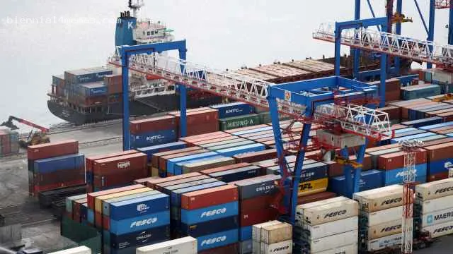 
								Поставки товаров из Европы в Россию обвалились до минимума за четверть века			