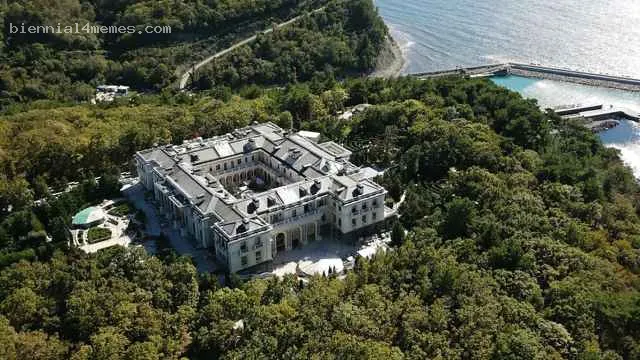 
								Охрана ФСО случайно «рассекретила» дворец Путина в Геленджике			