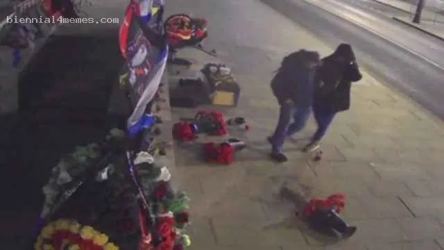 Двух москвичей отправили в колонию за сбитые вазы с цветами на мемориале «Вагнера»
