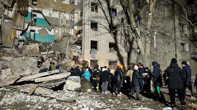 Россия ударила дронами по общежитию в Сумской области. Погибли 11 человек