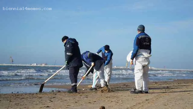 В Черном море обнаружили новую утечку мазута из севшего на мель танкера