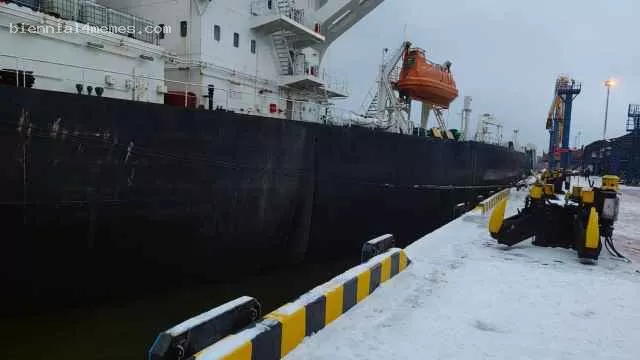 В порту Ленинградской области танкер со 130 000 тонн мазута сел на мель после взрыва на борту
