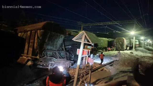 Пассажирский поезд столкнулся с грузовым в Мурманской области