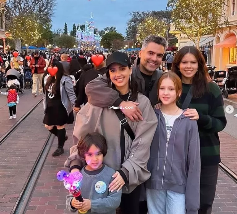 Джессика Альба и ее семья