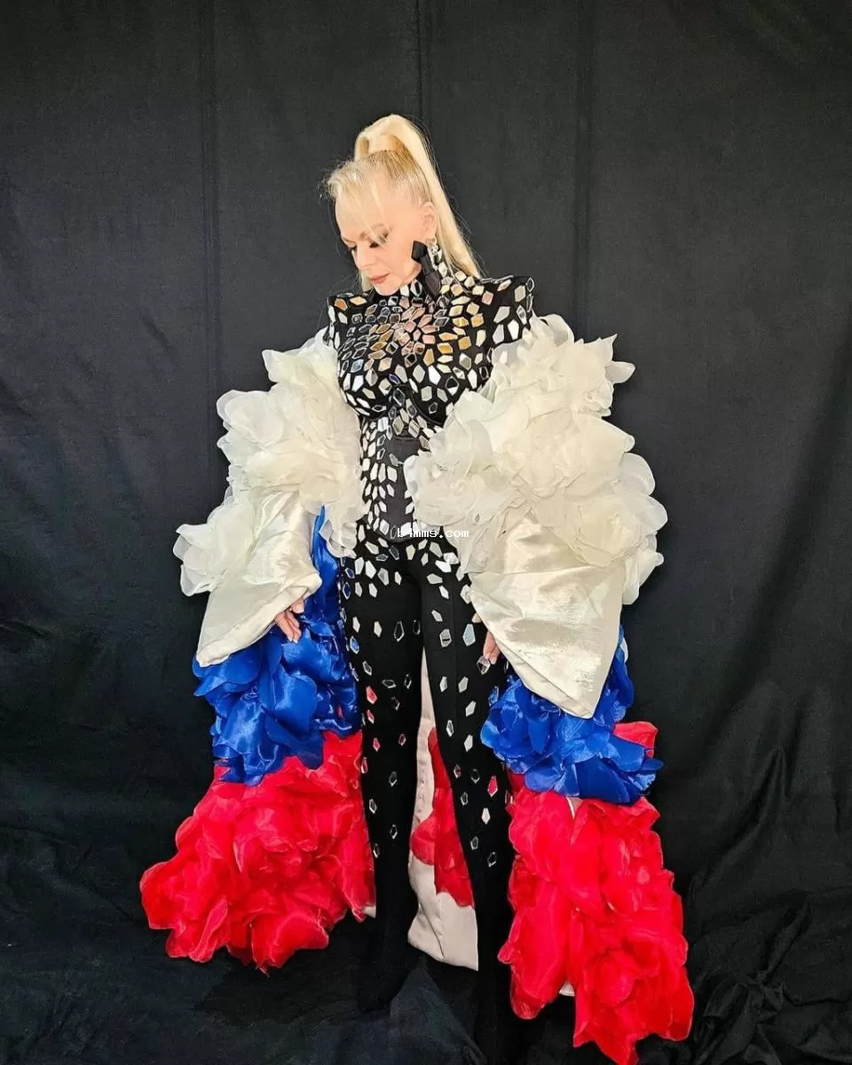 Лариса Долина на подиуме в скандальном образе