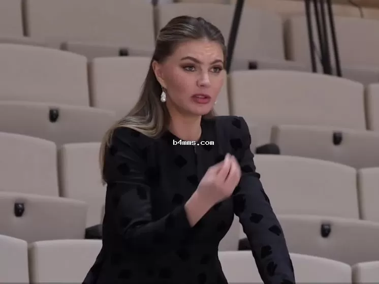 Алина Кабаева показала свой траурный аутфит Алина Кабаева показала свой траурный аутфит
