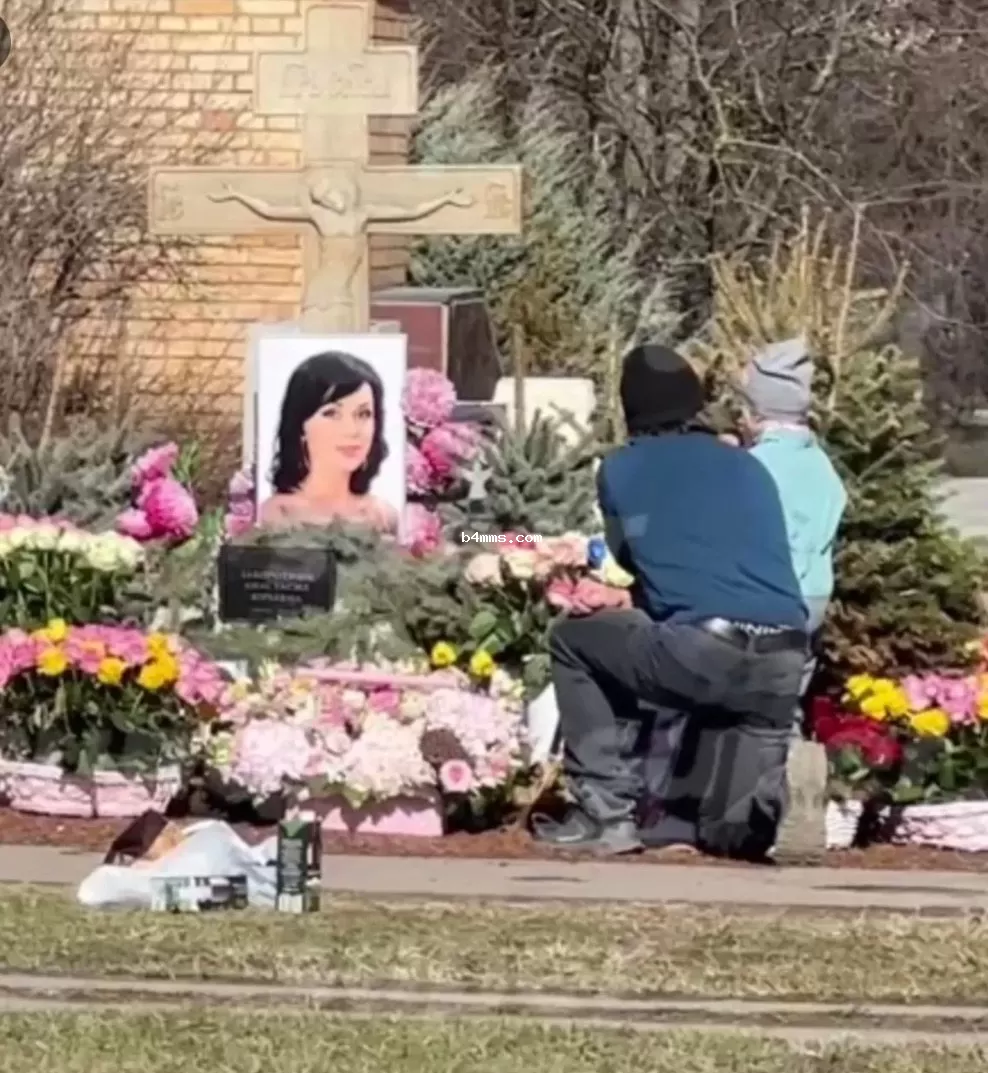 Муж и дочь на могиле Заворотнюк Муж и дочь на могиле Заворотнюк