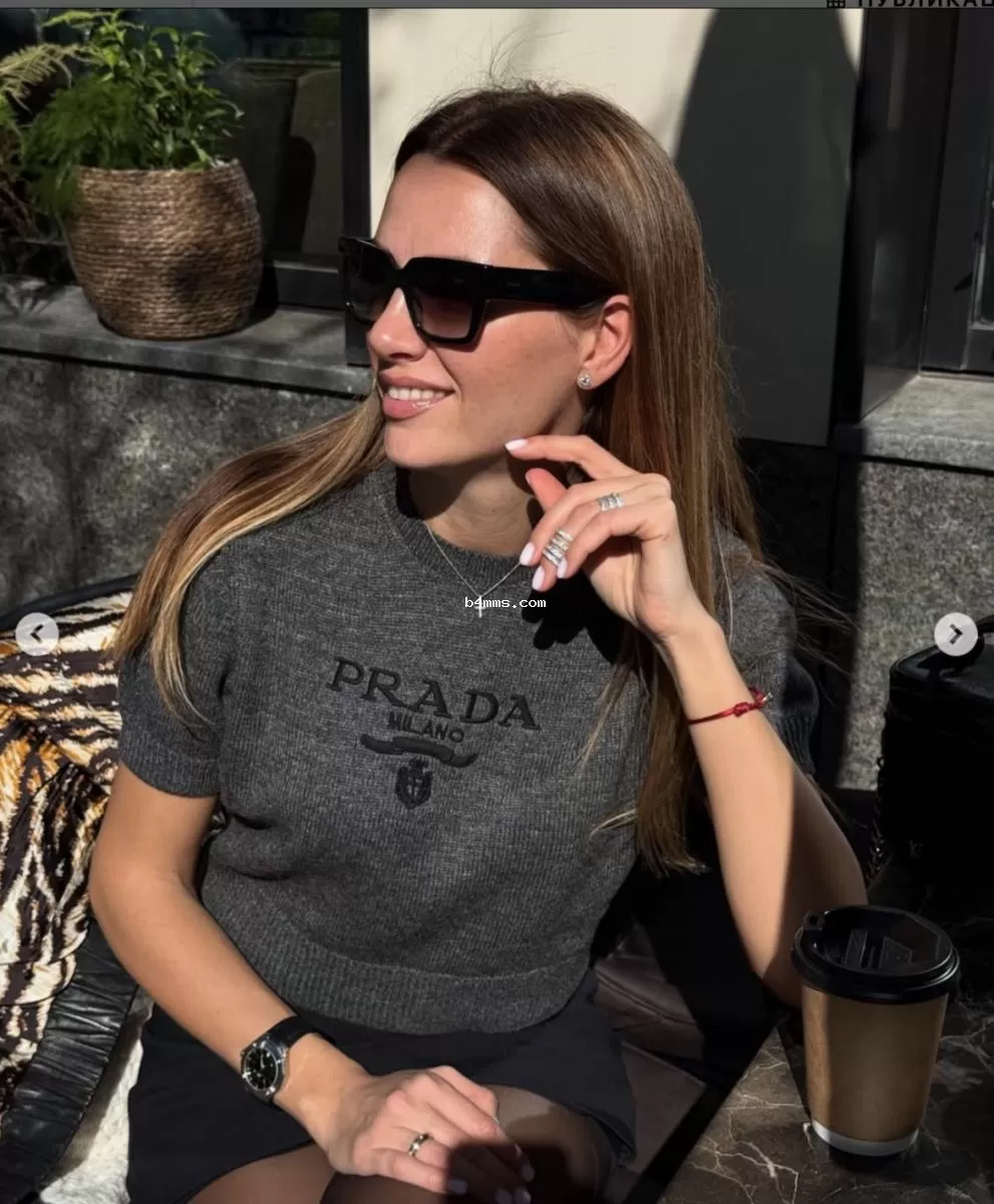 Топ от Prada, стоимостью почти 73 000 гривен 