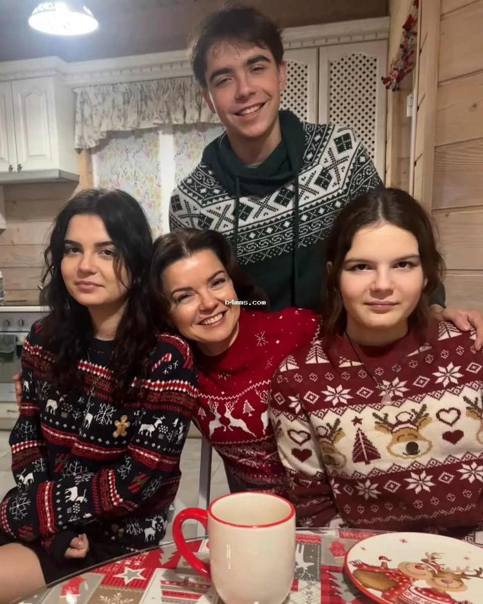 Маричка Падалко с детьми Маричка Падалко с детьми