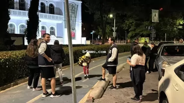 Люди в панике выскочили на улицу из-за землетрясения 