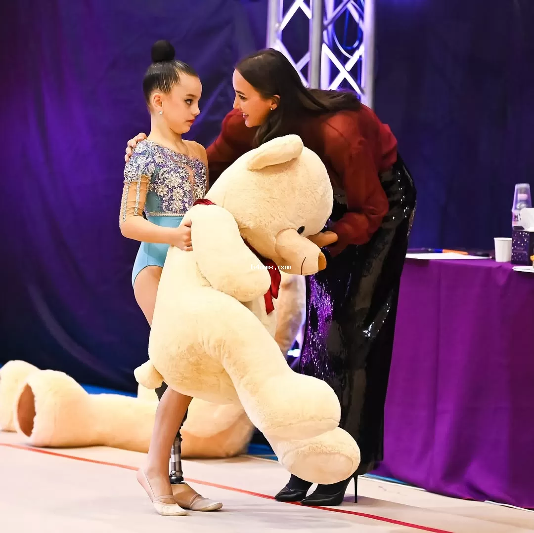 Анна Ризатдинова поддерживает юных гимнасток Анна Ризатдинова поддерживает юных гимнасток