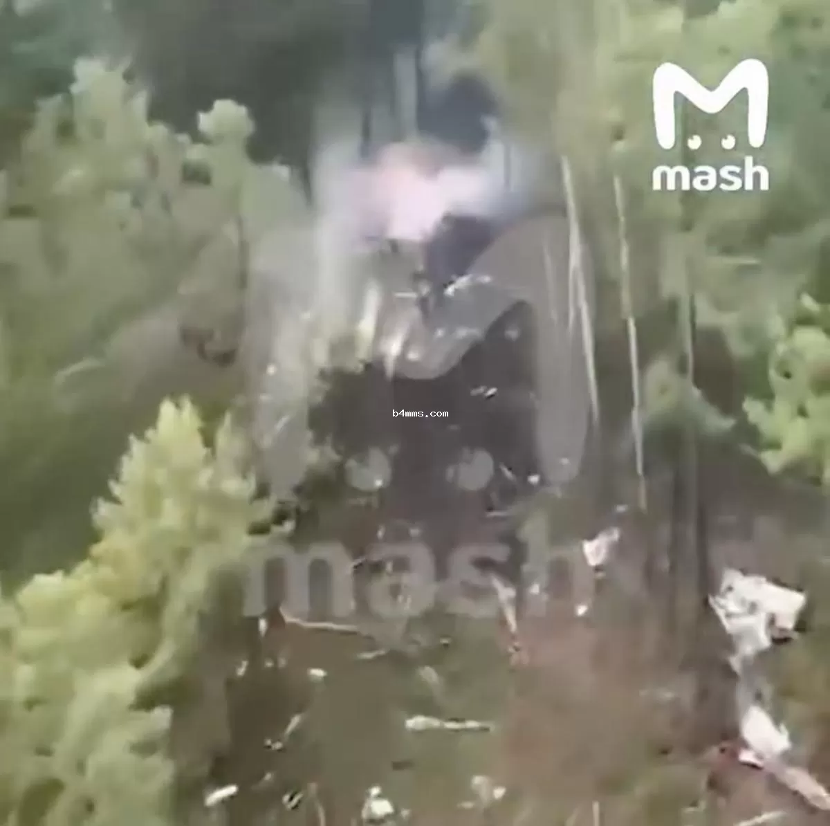 Jбломки фюзеляжа самолёта в огне
