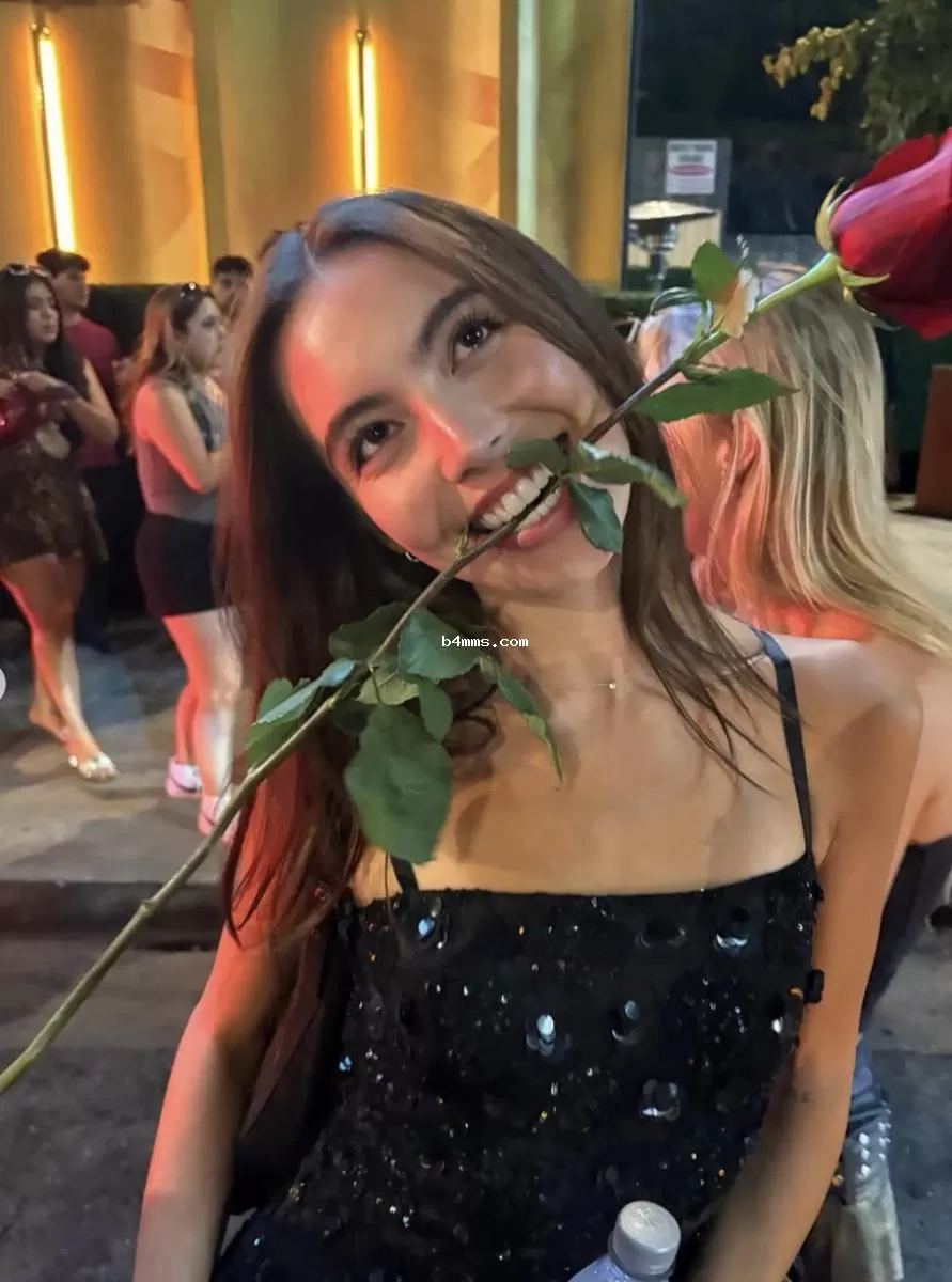Модель похожа на Джессику Альбу 