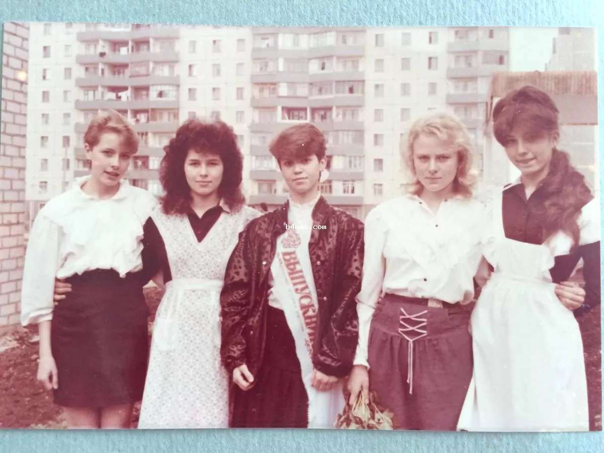 Елена Кравец с одноклассницами