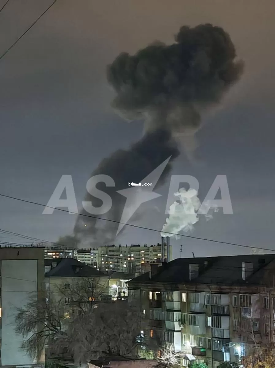 Над заводом виден дым