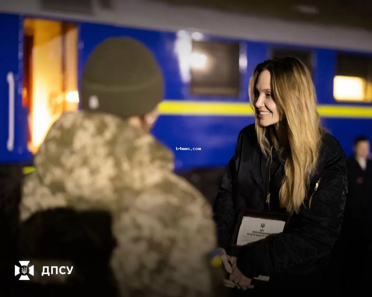 Анджелина Джоли