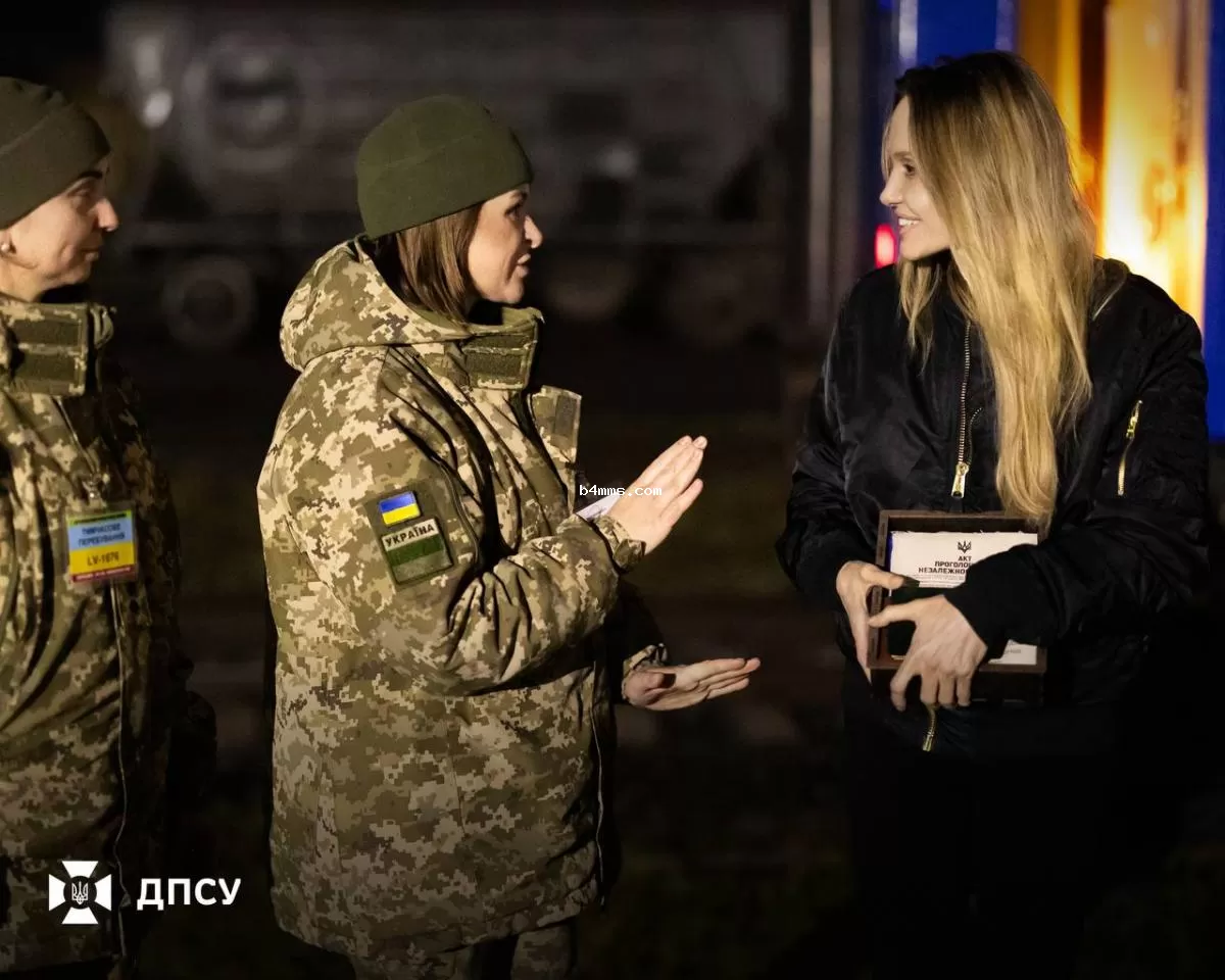 Анджелина Джоли