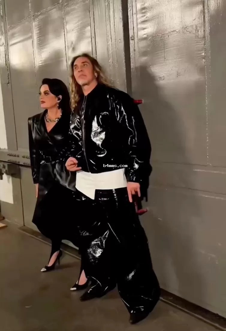 Тарзан и Королева насмешили своим видом Тарзан и Королева насмешили своим видом