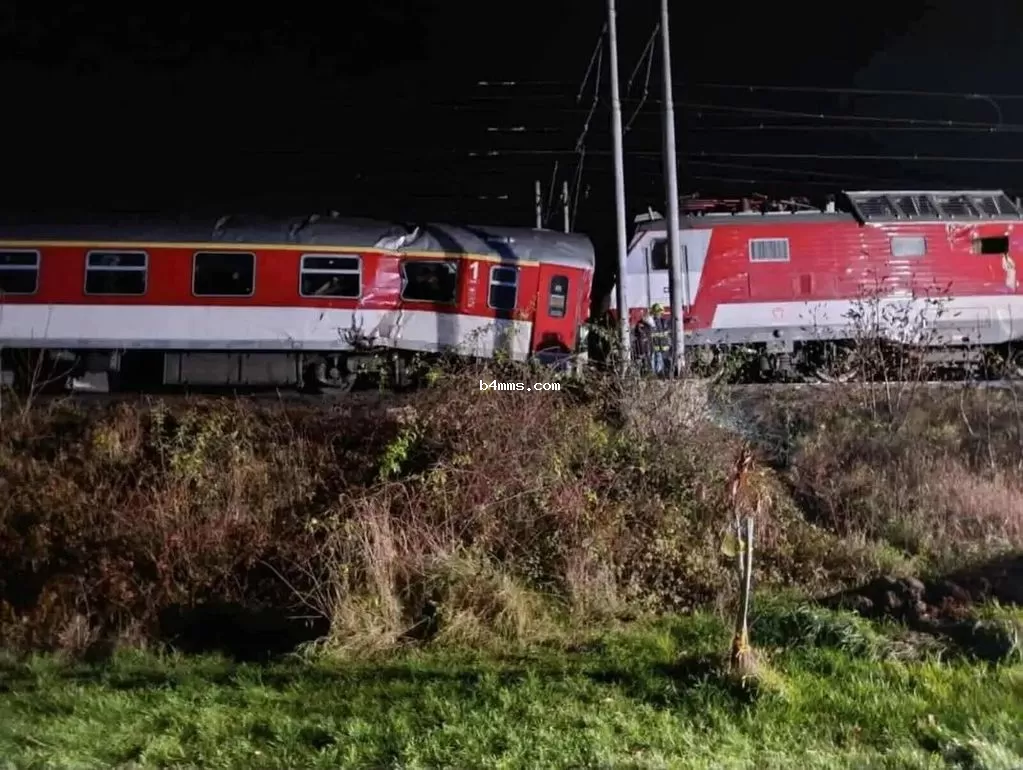Один из поездов врезался в другой. Один из поездов врезался в другой.