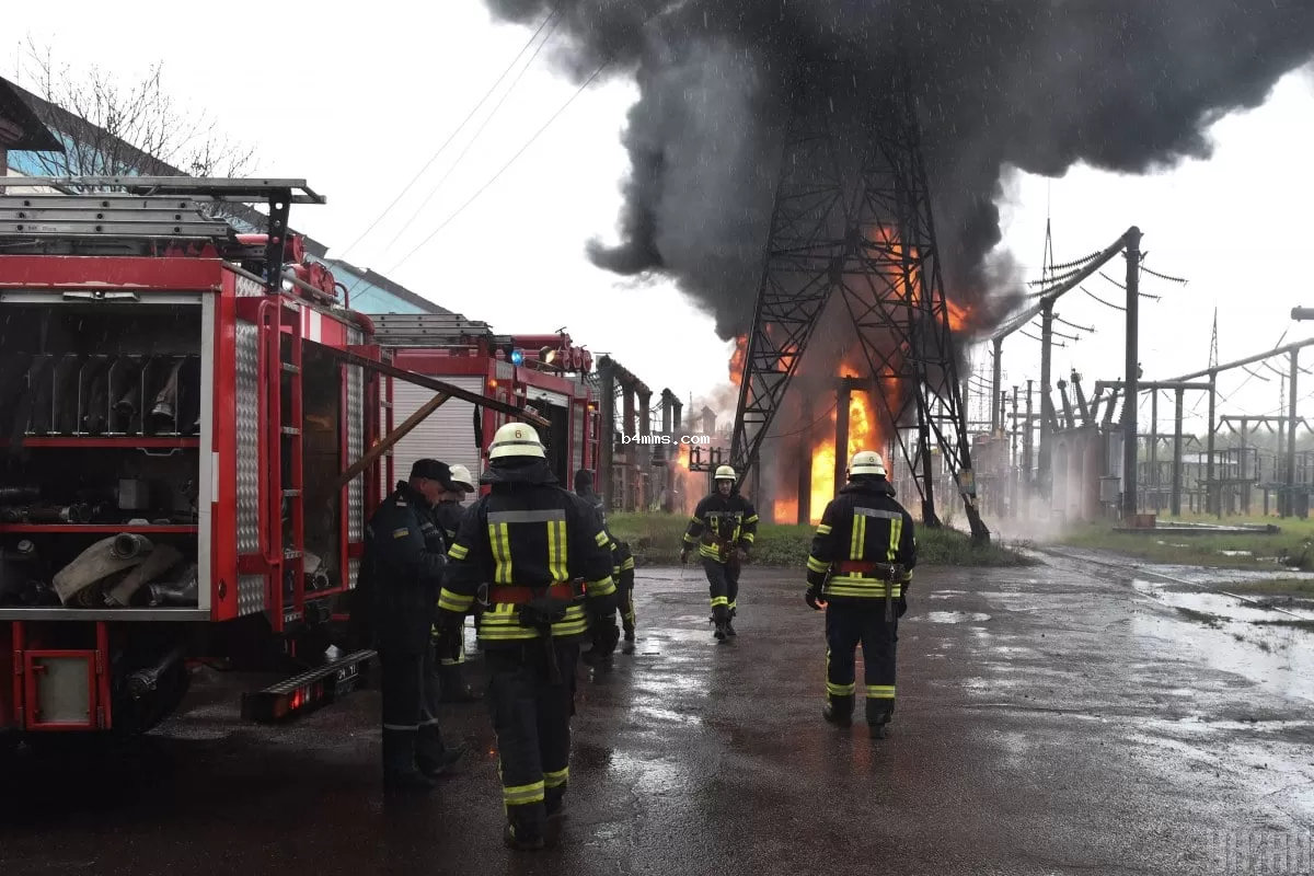 Пожежники гасять трансформатор