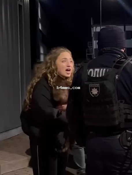 Среди молодых людей были девушки