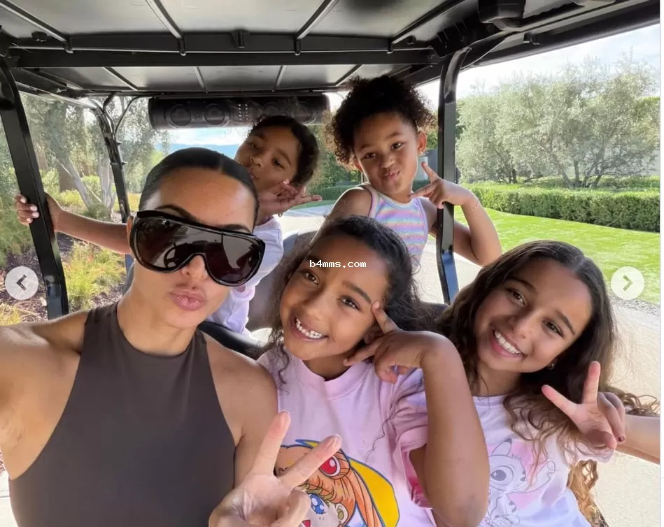 Ким Кардашьян поделилась новыми фото 