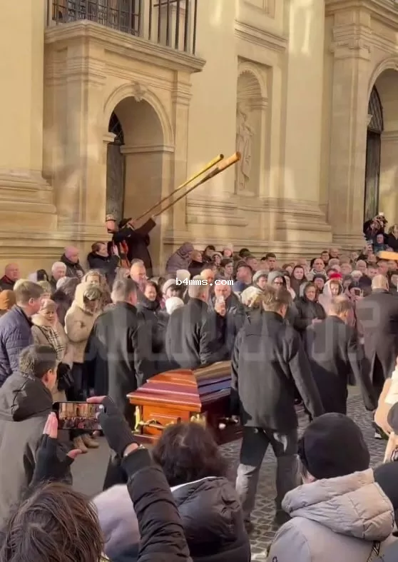 Гроб Степана Гиги встретили музыкой Гроб Степана Гиги встретили музыкой