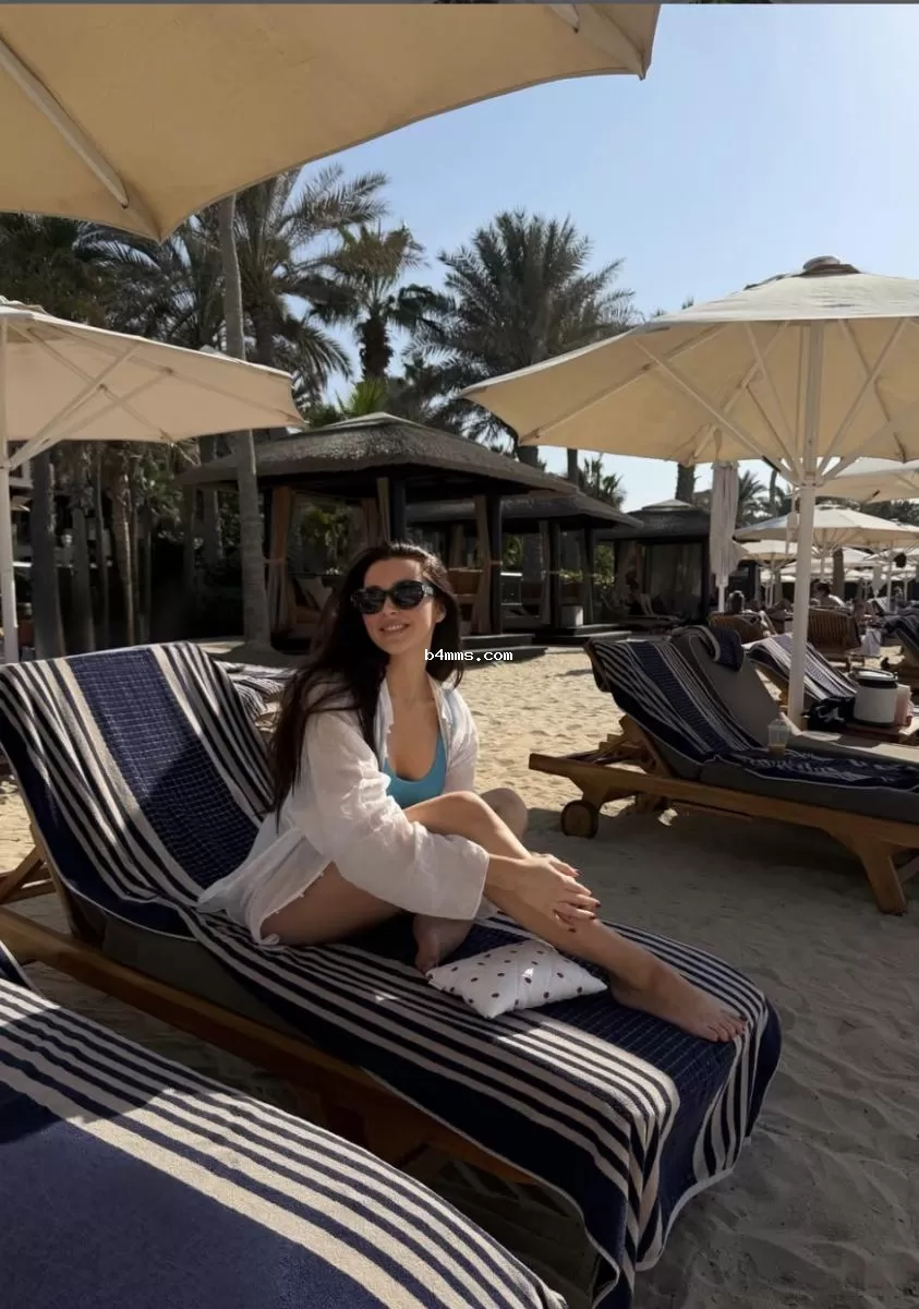 Анна Заворотнюк на пляже 