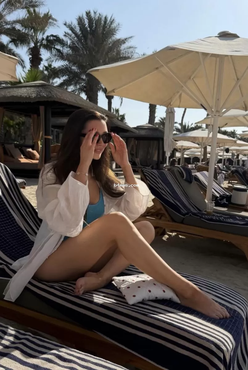 Анна Заворотнюк на пляже 