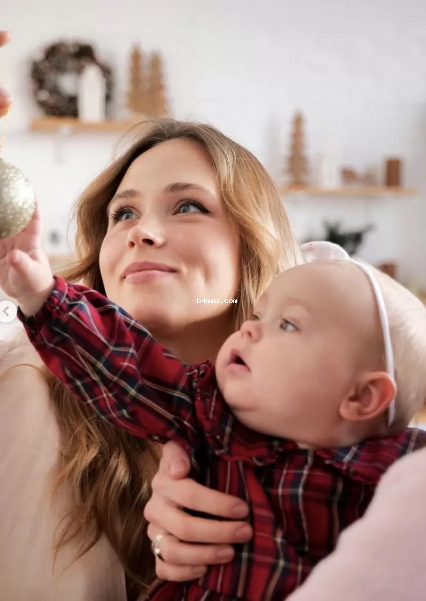 Анна Кошмал впервые показала лицо дочери 