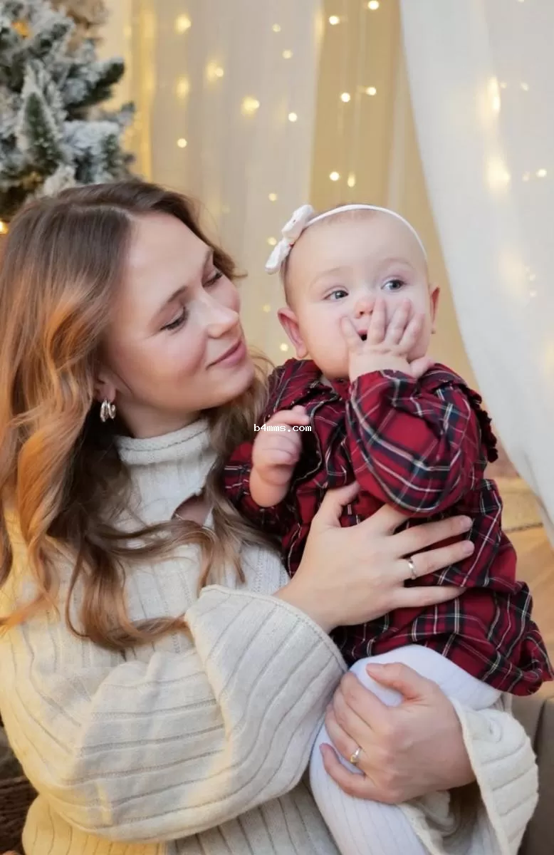 Анна Кошмал впервые показала лицо дочери 