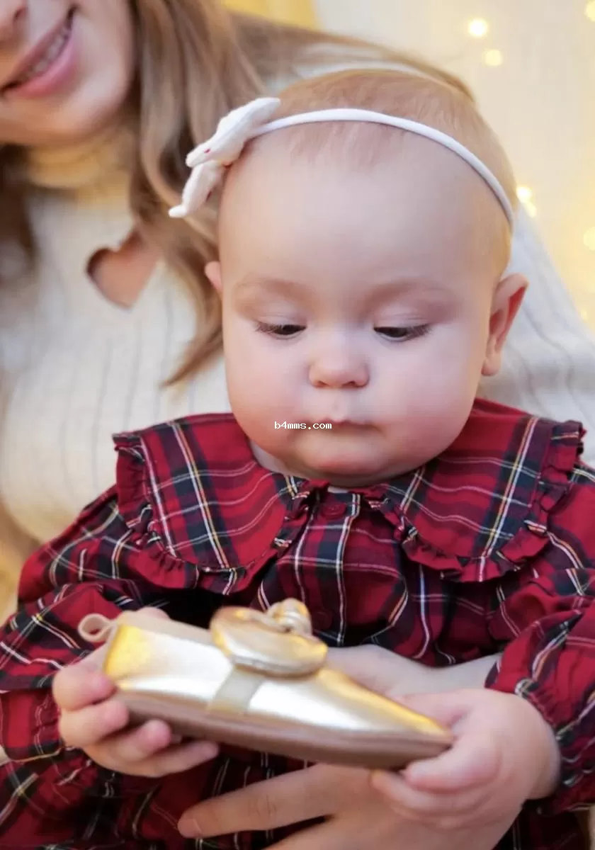 Анна Кошмал впервые показала лицо дочери 