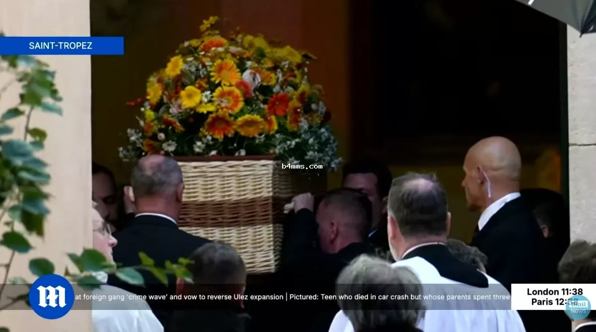 Гроб с телом Брижит Бардо